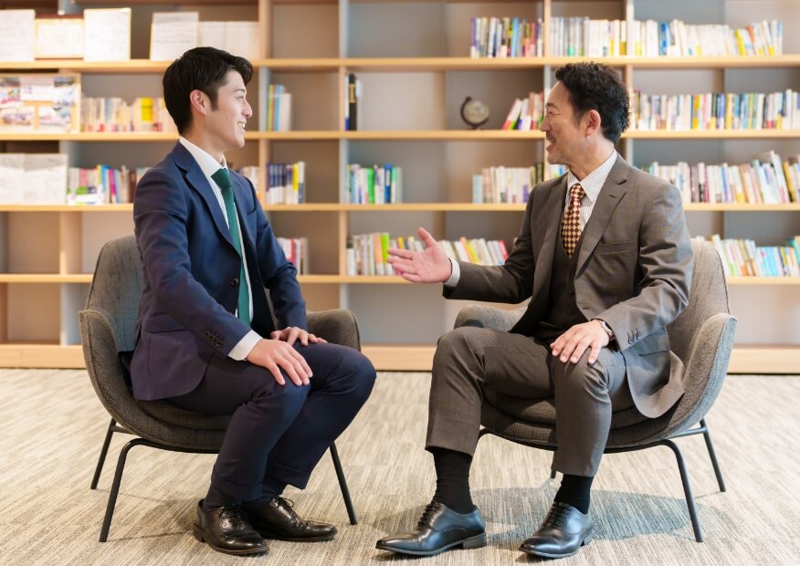 対談形式の動画