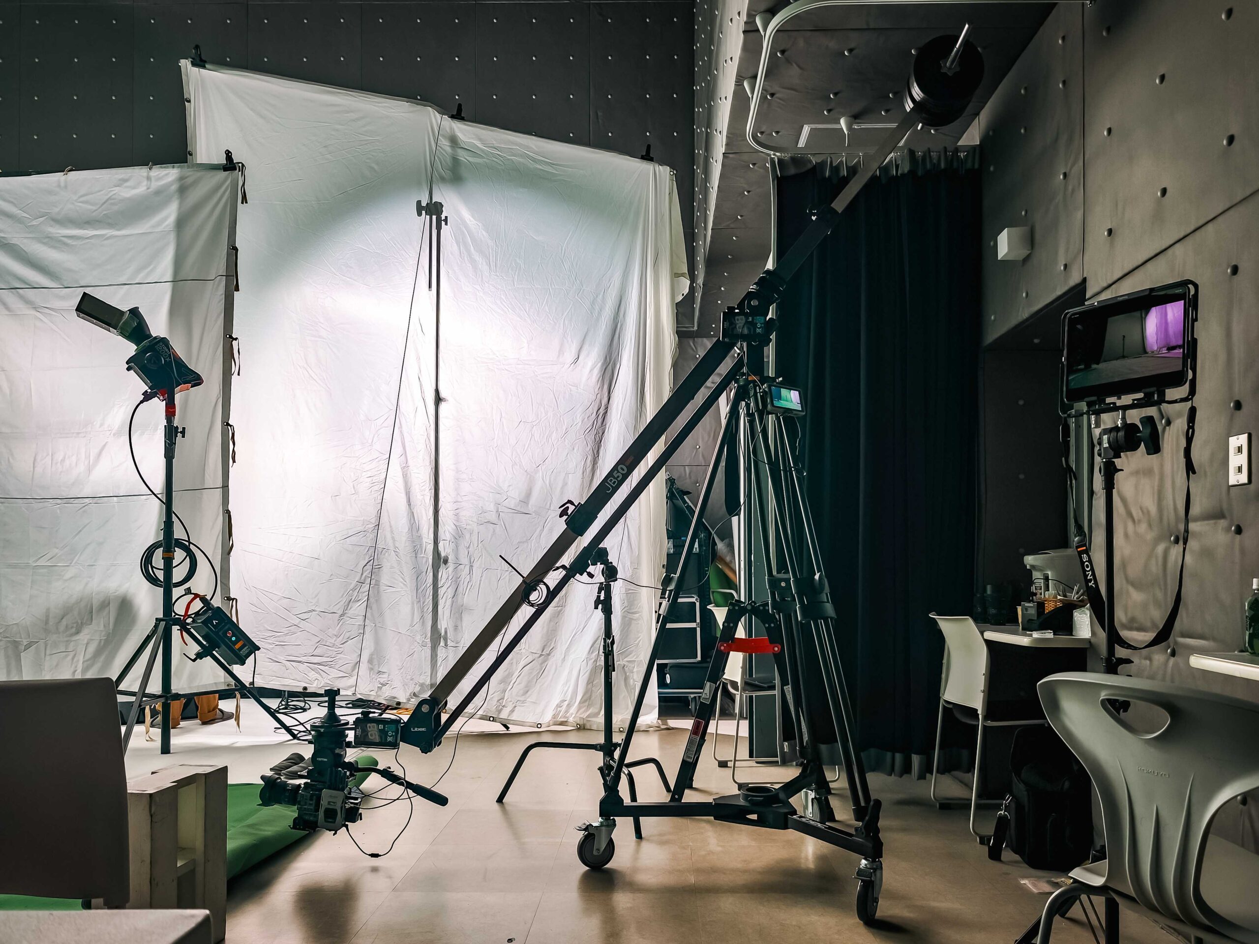 京都 撮影スタジオ ジブ撮影 大型ディフューザー LED照明 企業PR YouTube収録 ライブ配信