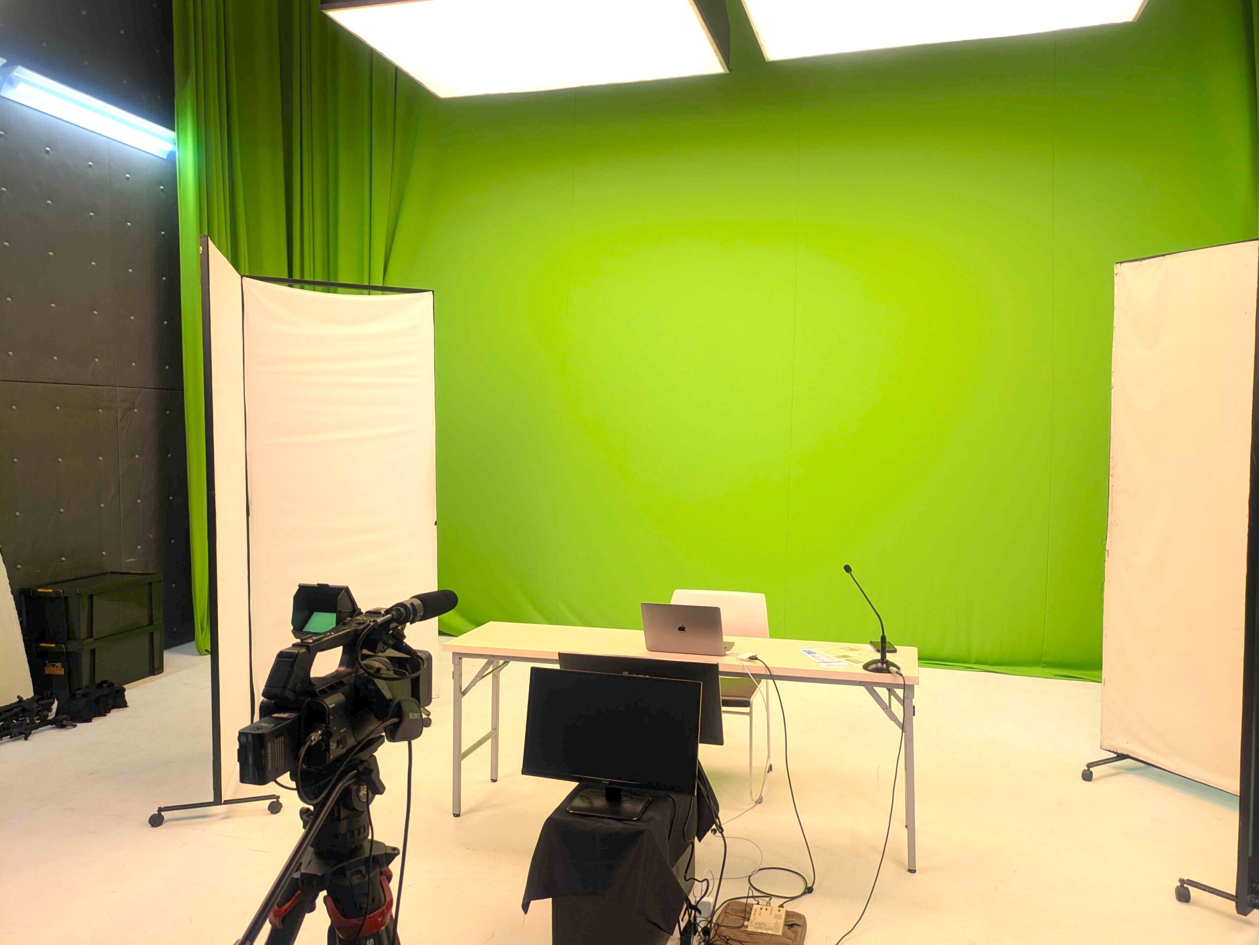 【ウェビナー】グリーンバックと充実の機材レンタルで高品質なウェビナー配信